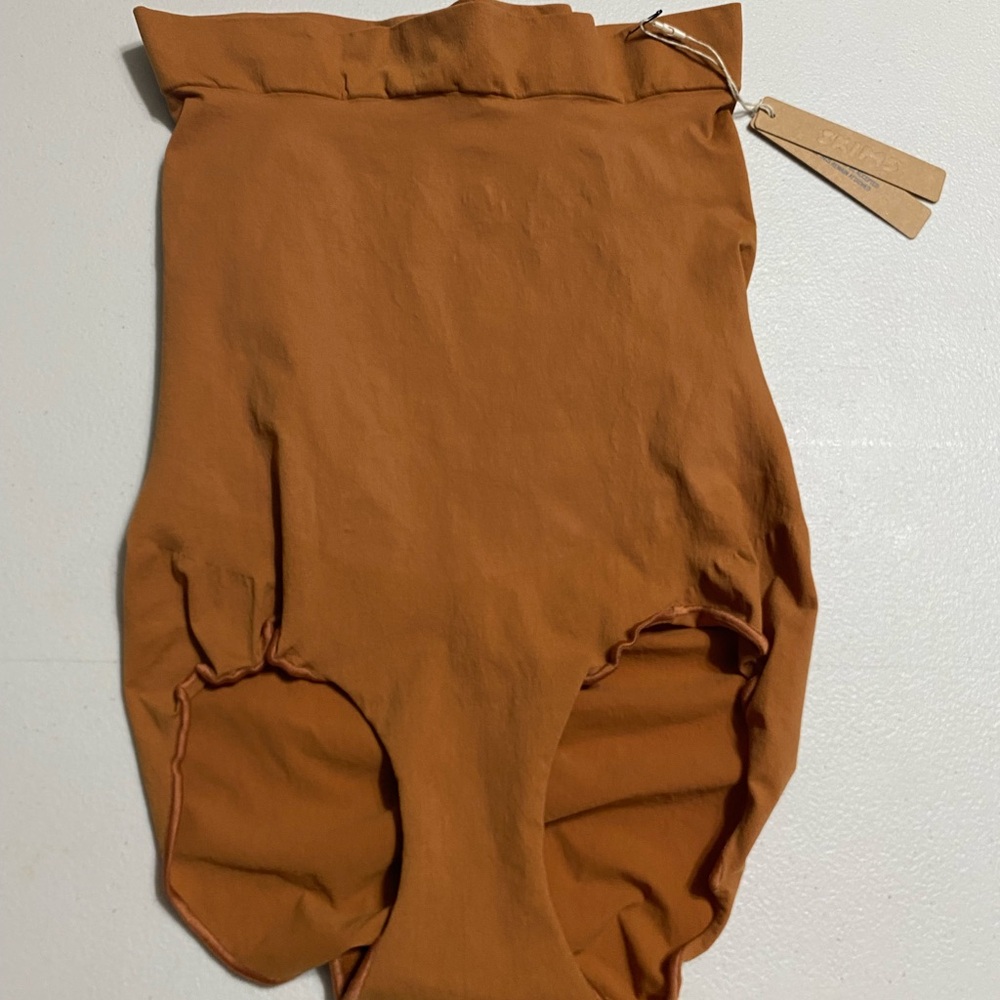 SKIMS High-Waist Shapewear Briefs - Bronze - Picture 4 of 6